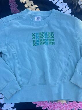 Small & Simple Light Blue Sweatshirt with Blue/Green Kuiki Graphic Size 6-6X